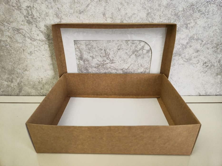 Крафт и белая коробка с окошкой