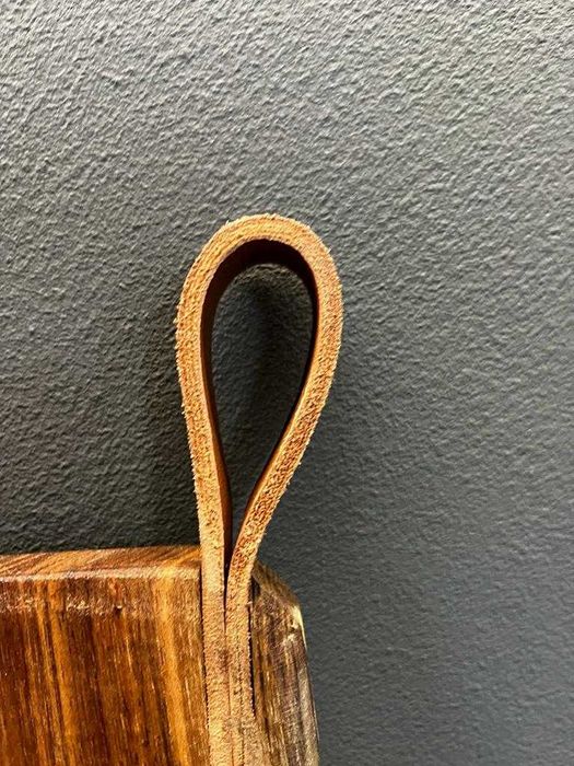 tocator din lemn de nuc cu maner din piele si insertie de alama