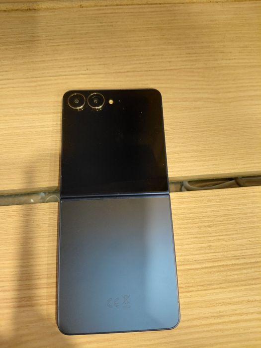 Samsung Z Flip 7,nou ,nefolosit. 3000 ron