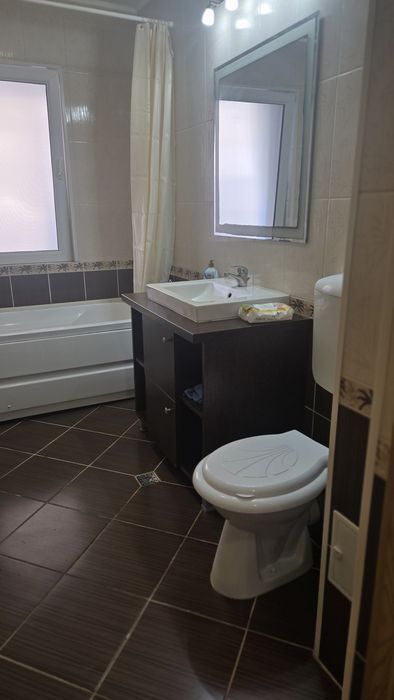 Închiriez apartament