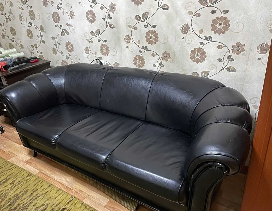 кожанный диванчик
