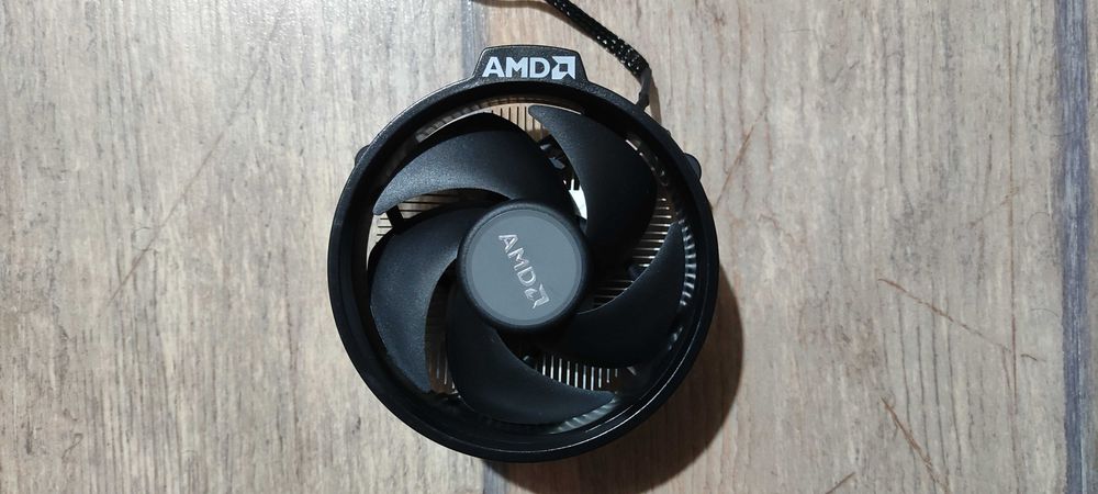 AMD Wraith Stealth охладител за процесор за Socket AM4