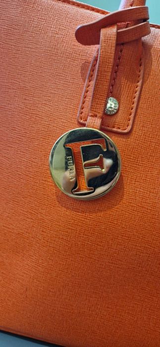 Чанта FURLA Linda S Tote, Ruby
Носена е няколко пъти,но е малко по-голяма от колкото очаквах.
 Размери:31×22.5-23×13-14 cm
Цената е 60 €