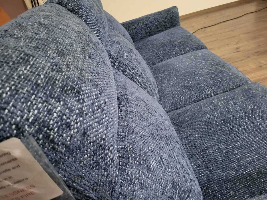 Сив диван от плат тройка с електрически релаксиращ механизъм