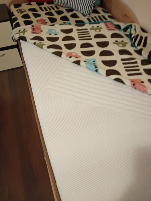 Продавам легло с матрак