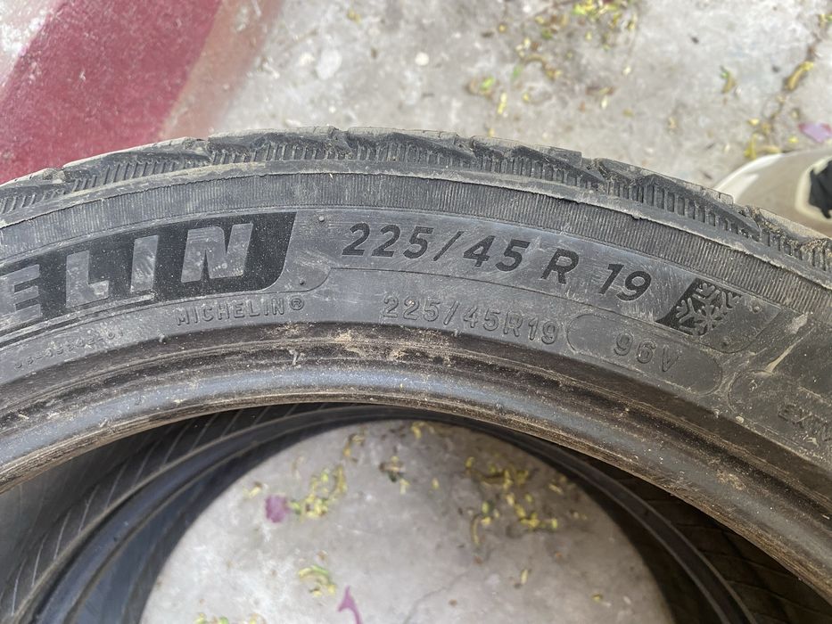 Продам шины на R19