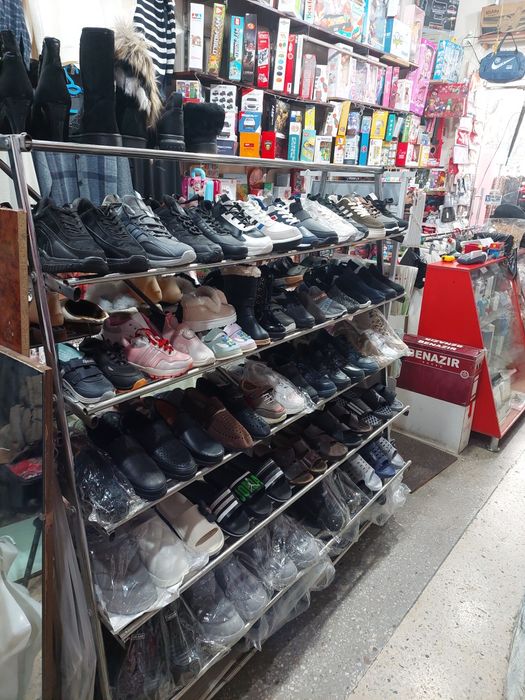 двусторонний стеллаж витрина для обувного магазина