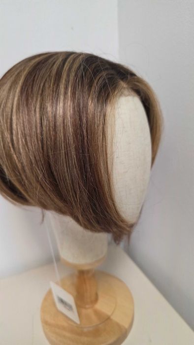 Perucă HAIRCUBE lace front bob asimetric șaten cu șuvițe caramel
