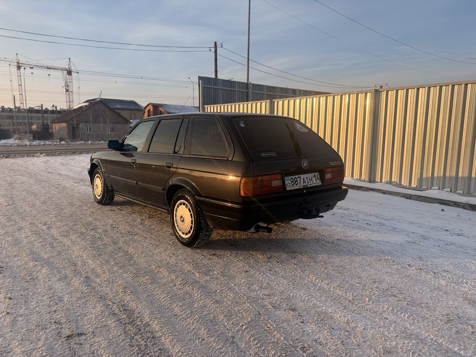 BMW E30 320i Touring