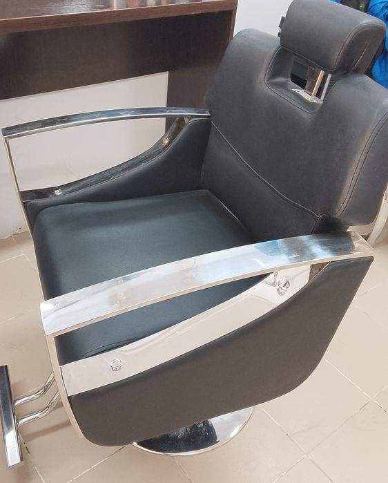 Зеркало вместе с тумбо для салона