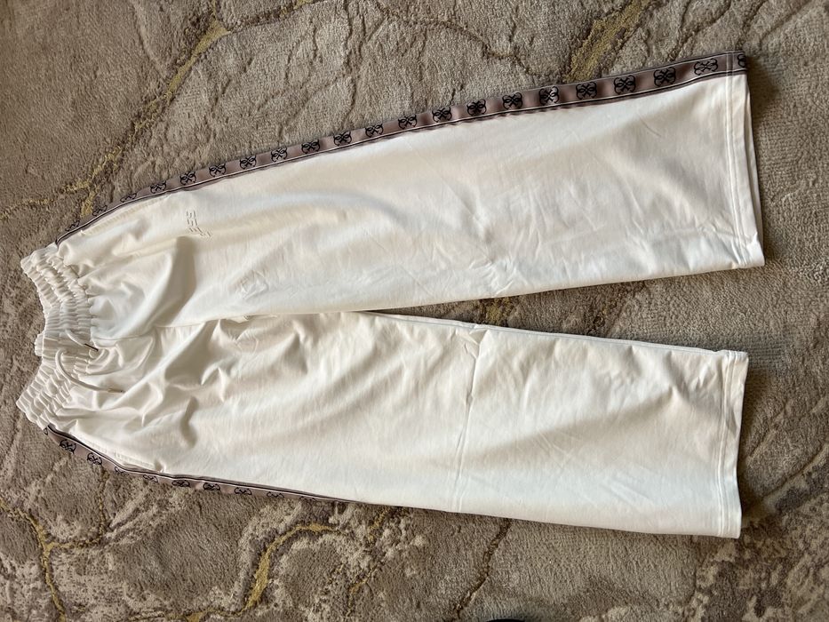 Buna ziua am aceet compleu ,de la guees este pe alb marime M