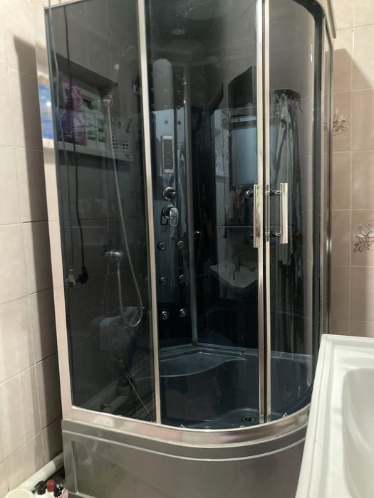 душевая кабинка размером 1:1