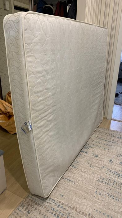 двуспальная кровать с матрасом