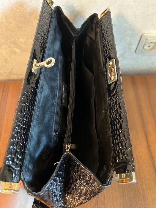 Чёрная кожаная лаковая сумка