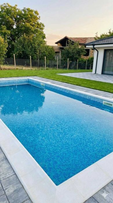 Къща с 4 спални и басейн в с.Стража