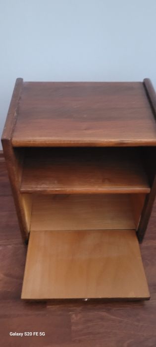 Vand noptiere pat 60 lei / buc.