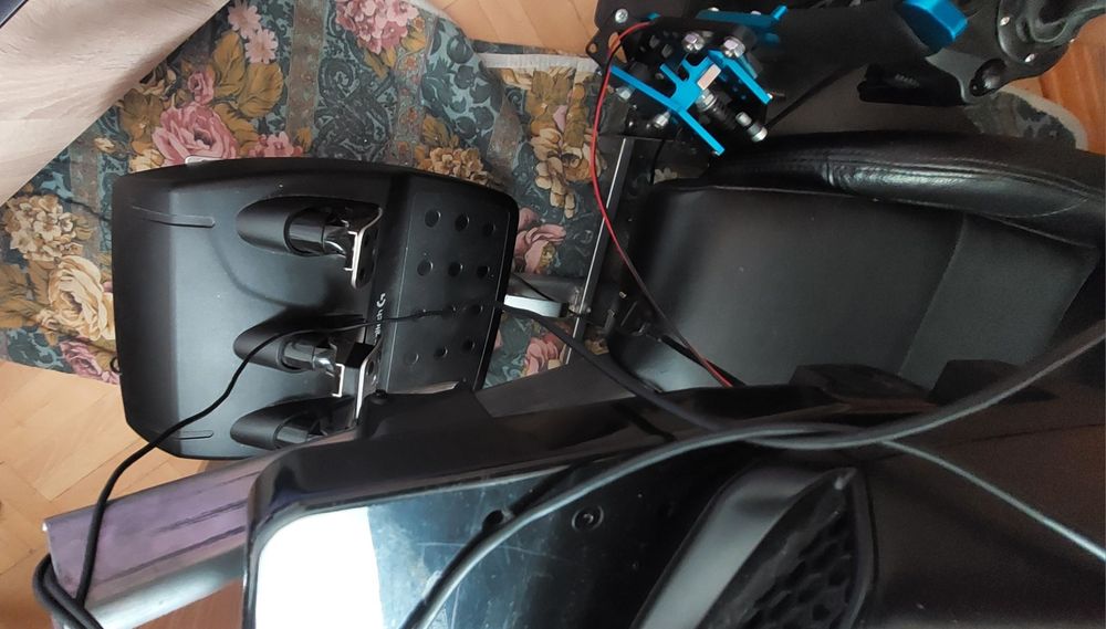 Vând scaun  si volan PS4