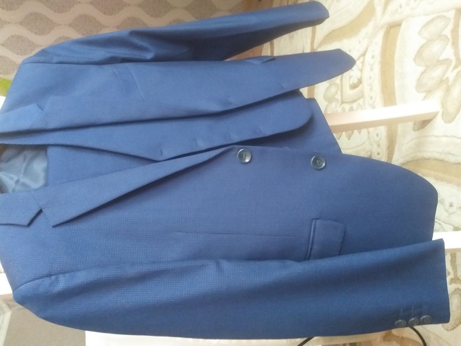 Продам подростковый костюм тройку