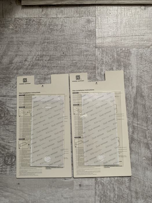 Vand doua folii  de protectie noi  pentru iphone 4s si iphone 4