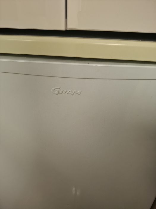 Congelator vertical GRAM cu 4 sertare – stare bună