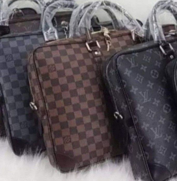 Geanta unisex( damă si barbat ),potrivita laptop, curea reglabila, saculet, etichetă