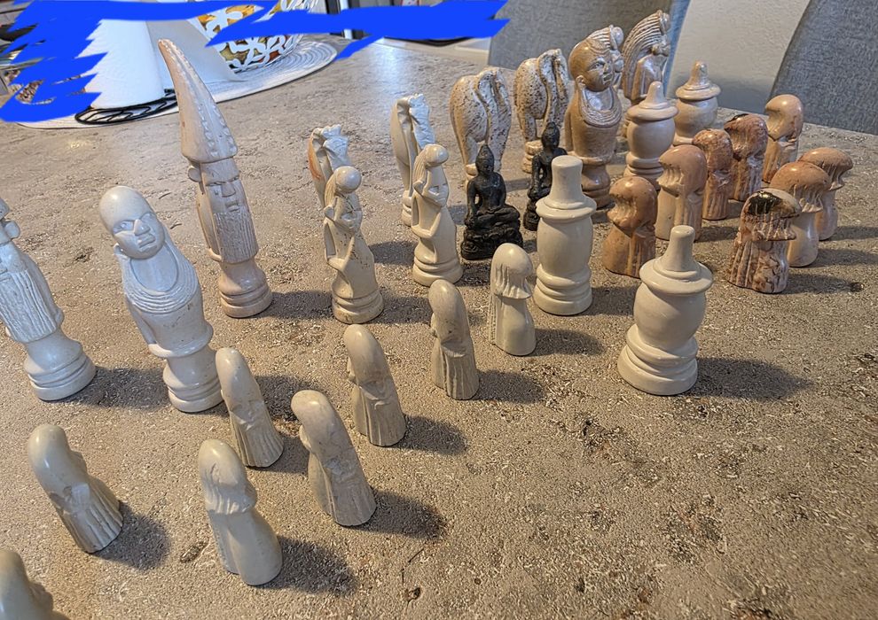 Piese de șah sculptate în stilul tribului Maasai