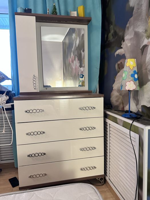 Туалетный столик с зеркалом