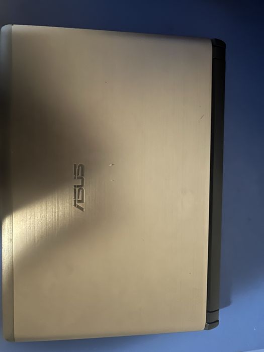 Vand leptop pentru piese