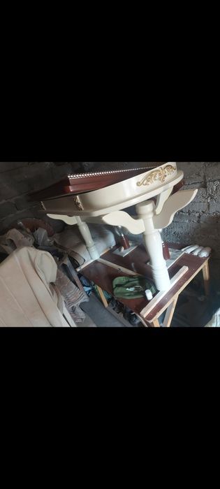Срочно !!! продам мебель свою б/у 2 стола и 5 стульев и 8 стульев кор.