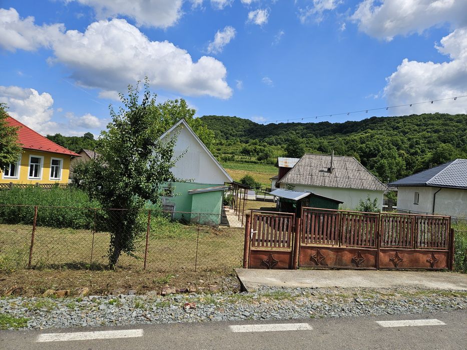 Vând casa cu teren 12 arii Razoare MM Razoare • OLX.ro