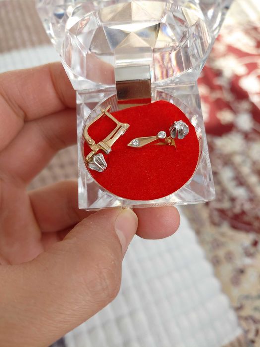 Продам серьги с бриллиантом