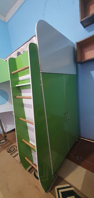 Детский уголок с кроватью на 2ом этаже и партой на 1ом