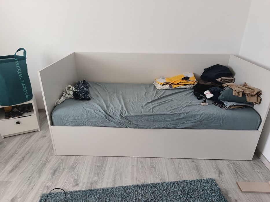 Pat de o persoană nefolosit cu tot cu saltea.