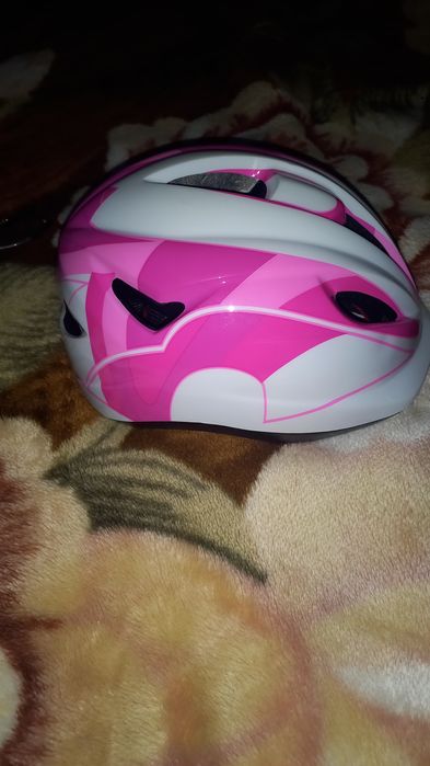 Продаётся новый шлем для девочки.