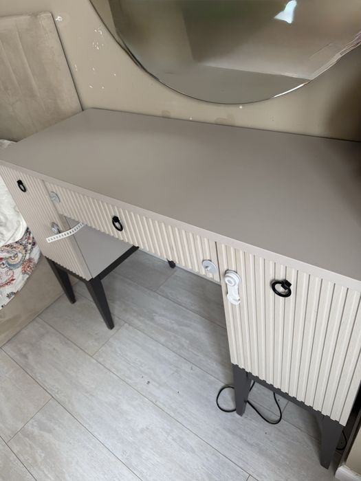 Туалетный столик с пуфиком