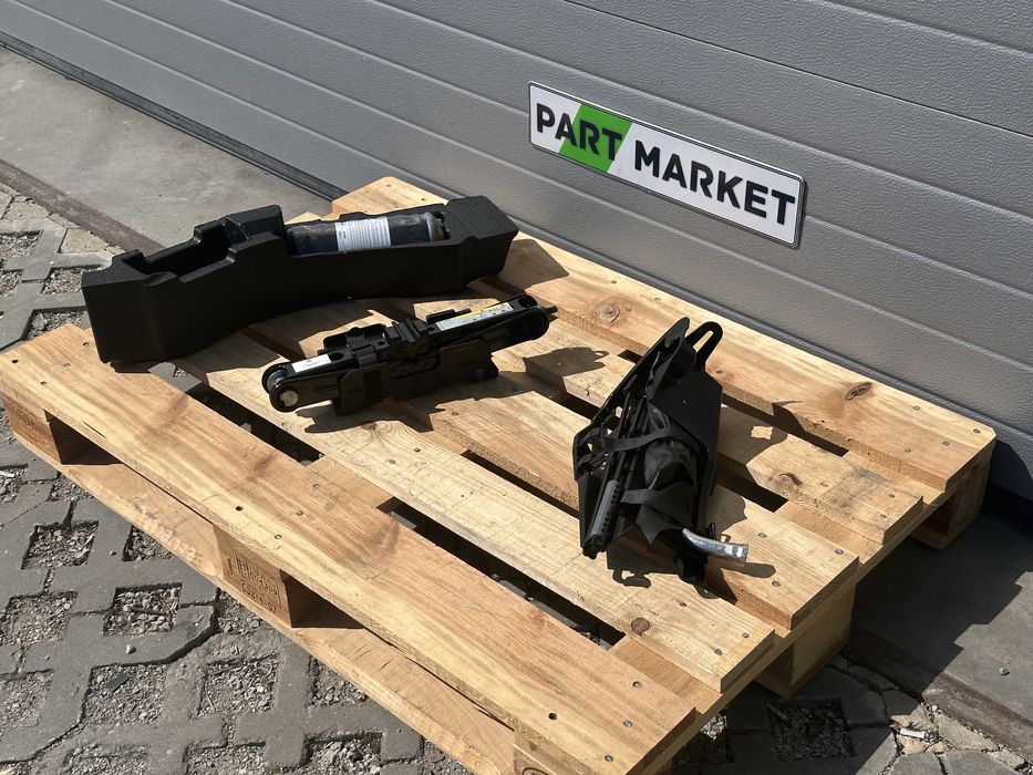 Комплект инструменти с крик AUDI A7 C8 4K8011031