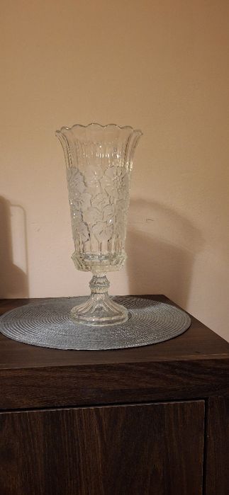 Кристална ваза висока е 35 см