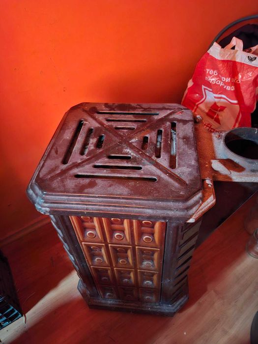 Печка на дърва, изработена от чугун и ламарина