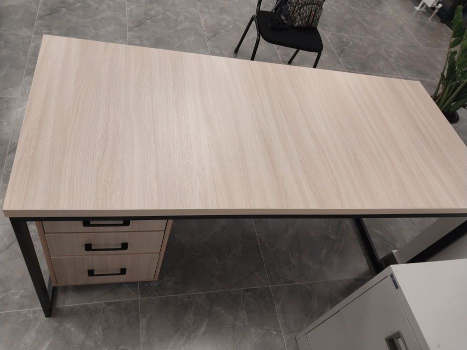 Мебель и цветы для офиса