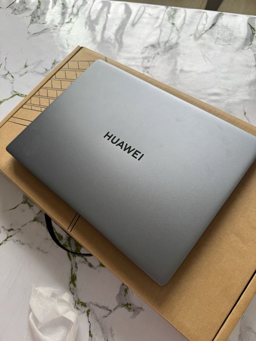 Huawei MateBook D 14 почти как новая в подарок сумка и мышка идет