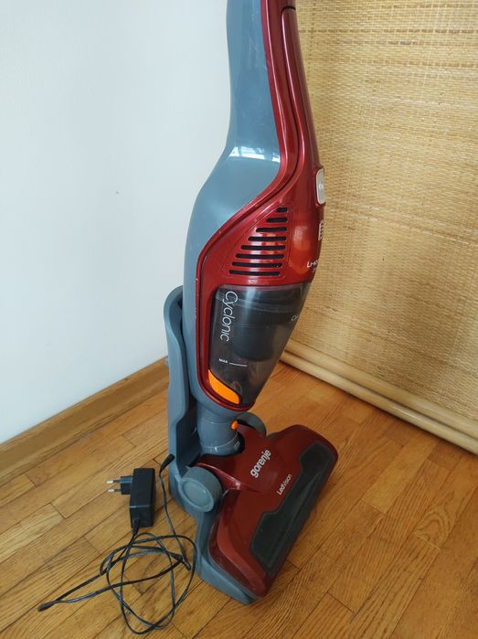 Продавам вертикална без кабелна прахосмукачка