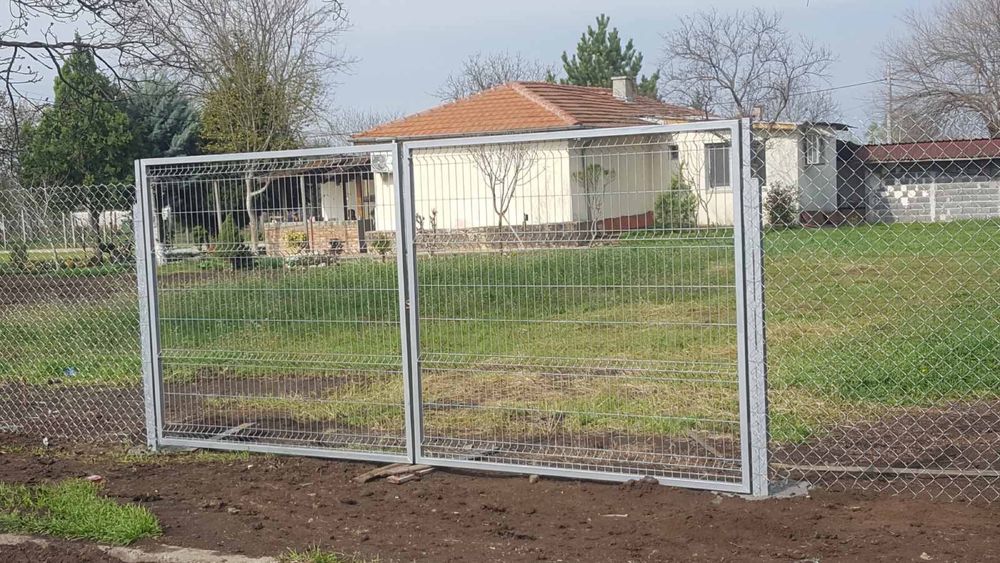 Изграждане на Огради с Метален Профил Тръби Циментови Колове и Мрежа