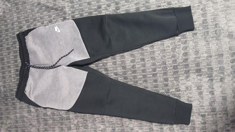 Vând nike tech nou  marimea M