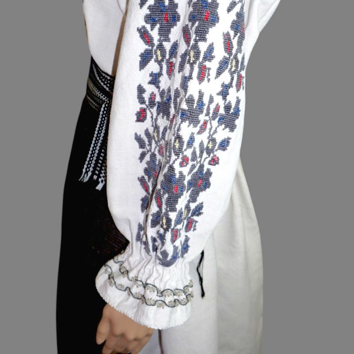 Costum popular vechi din Banat pe canepa cu catrinta fir metalic M-L