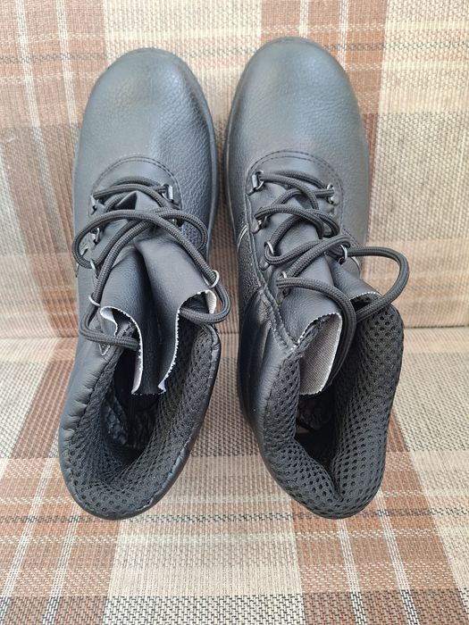 Рабочие ботинки.