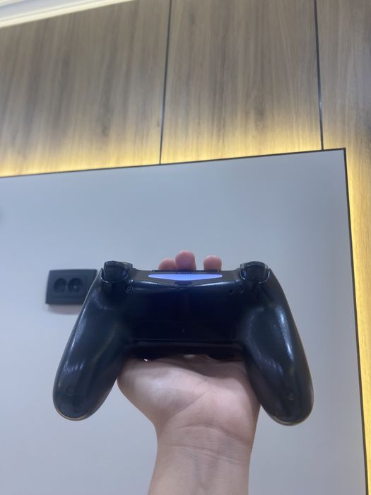 Продам джостик от пс4 идальном состояни