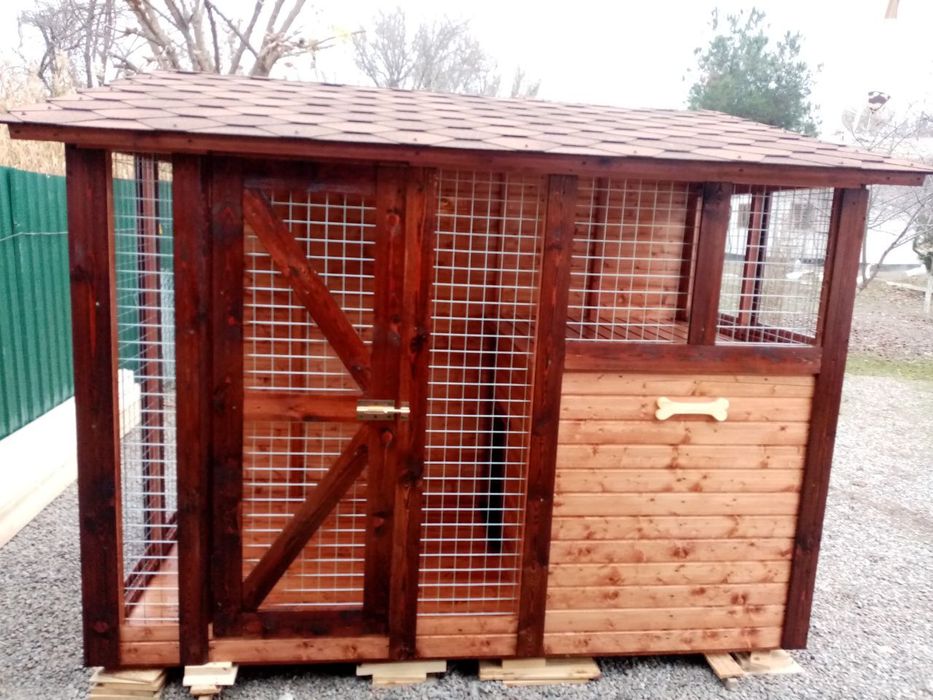 Будка с вольером.