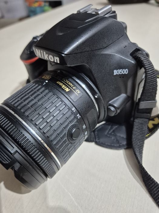 Nikon D3500 + obiectiv kit VR – stare foarte bună, doar ~5000 cadre