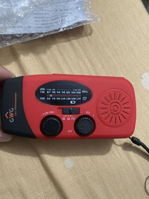 Solar crank radio