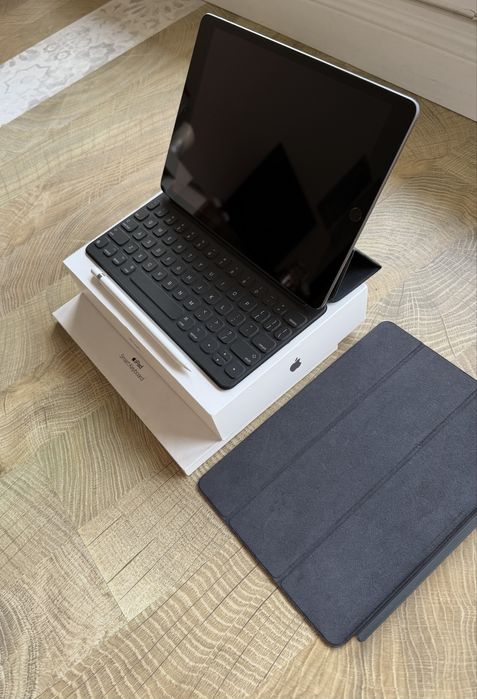 Ipad 9+ apple pencil +apple smart keyboard+apple smart folio